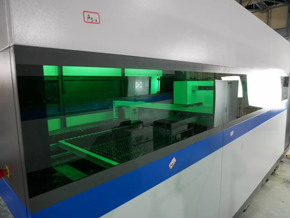FL-L1560FH-1000-IPG Волоконный лазерный станок для резки листового металла с кабинетной защитой