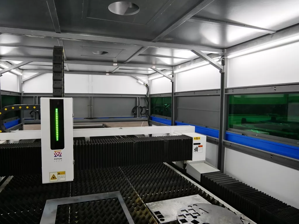 FL-L2040FH-8000-IPG Лазерный станок для раскроя листового металла с кабинетной защитой