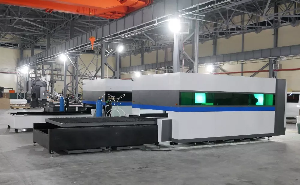 FL-L1530FHE-10000-Raycus Лазерный станок для резки листового металла с кабинетной защитой и сменным столом