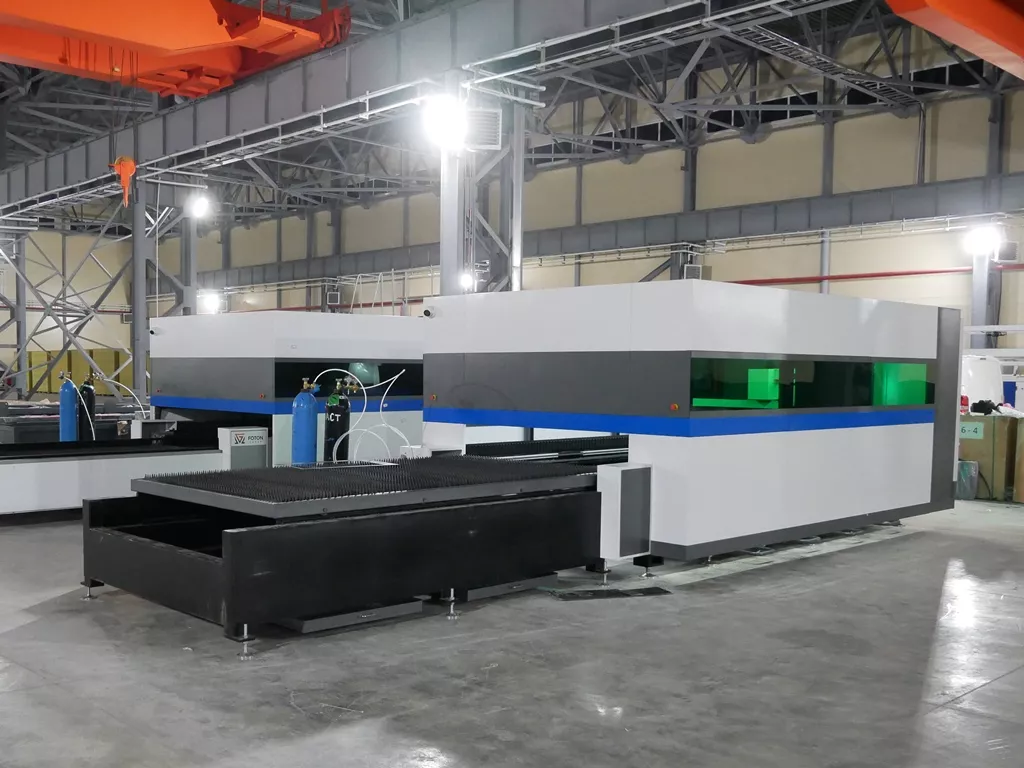 FL-L2060FHE-3000-IPG Лазерный станок для резки листового металла с кабинетной защитой и сменным столом