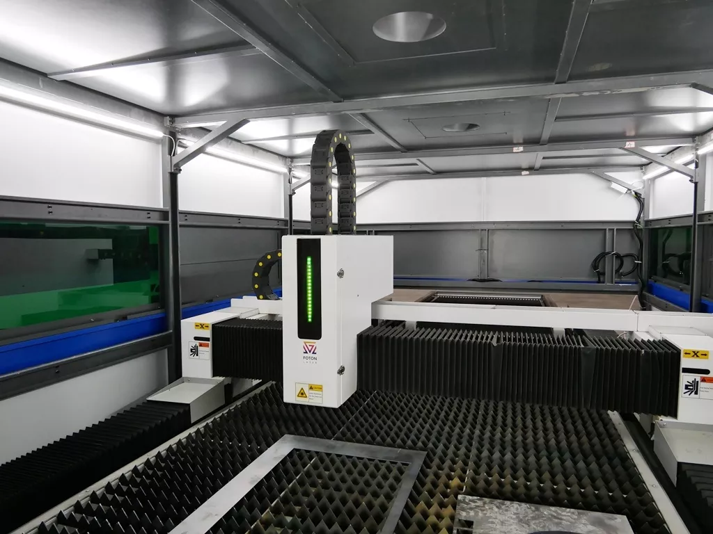 FL-L2040FHR-10000-D220-IPG Лазерный станок для резки листового металла и труб с кабинетной защитой