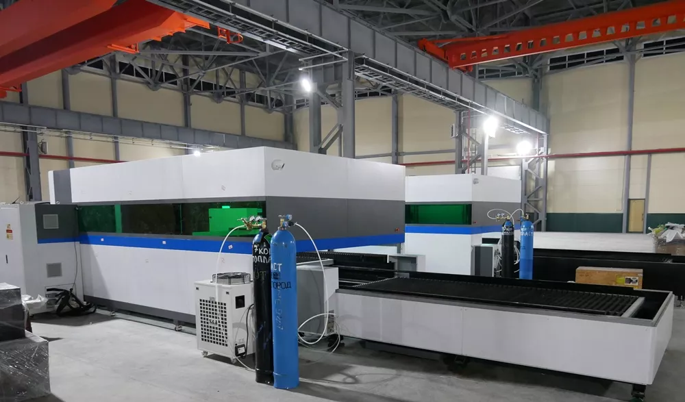 FL-L1530FHE-8000-IPG Лазерный станок для резки листового металла с кабинетной защитой и сменным столом