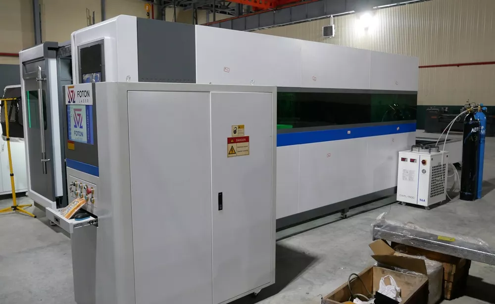 FL-L2040FHR-10000-D220-IPG Лазерный станок для резки листового металла и труб с кабинетной защитой